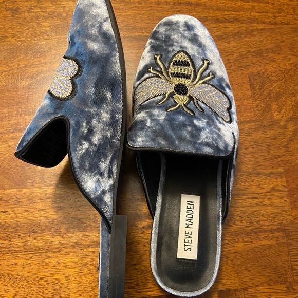 Steve Madden Shoes - Steve Madden Hugh Blue Velvet Bee Flat Mules 7.5
